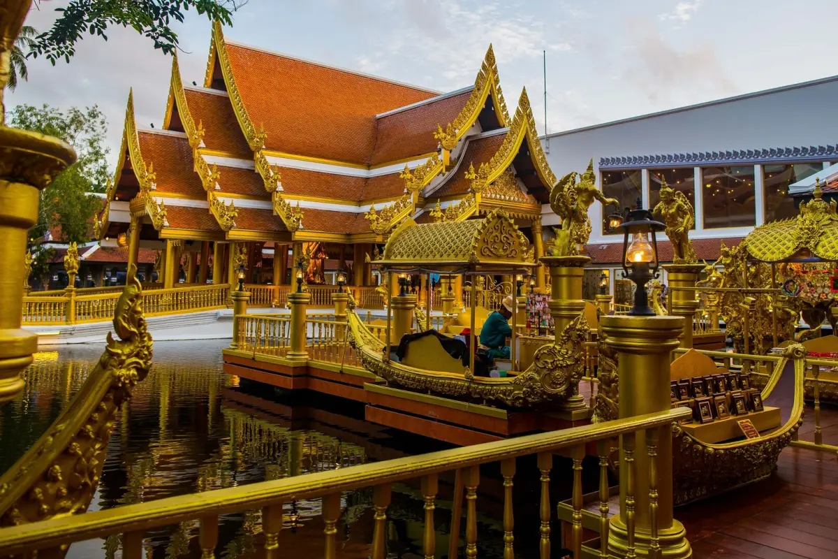 Шоу Phuket FantaSea на пляже Камала