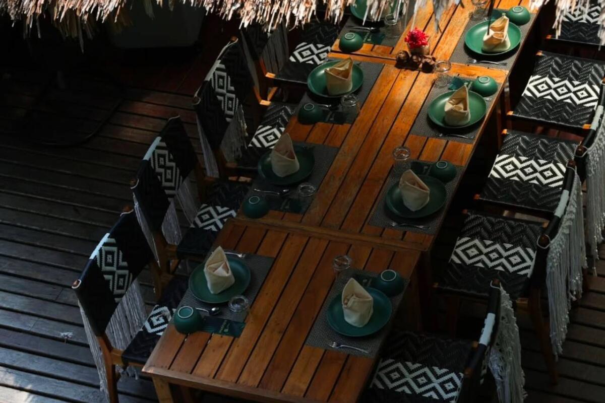 Restaurant table Three Monkeys