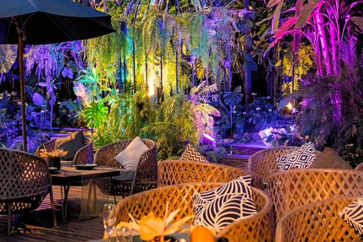 Restaurant table Three Monkeys