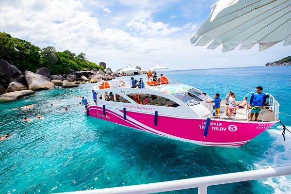 Similans on a catamaran