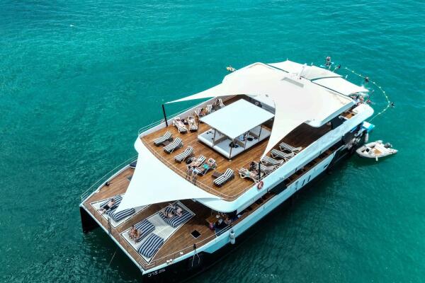James Bond by speed catamaran