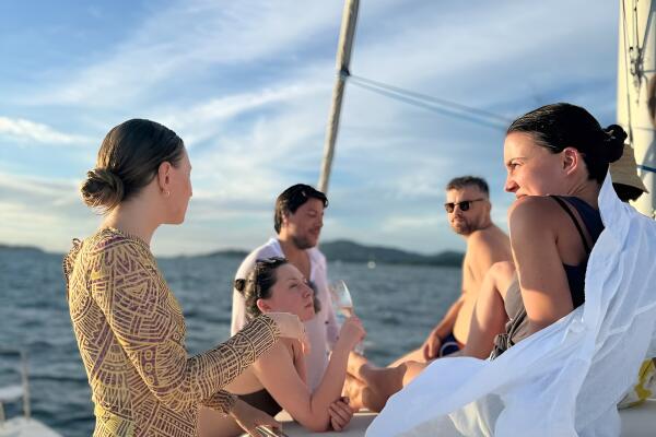 Join cruise catamaran Miss Coco