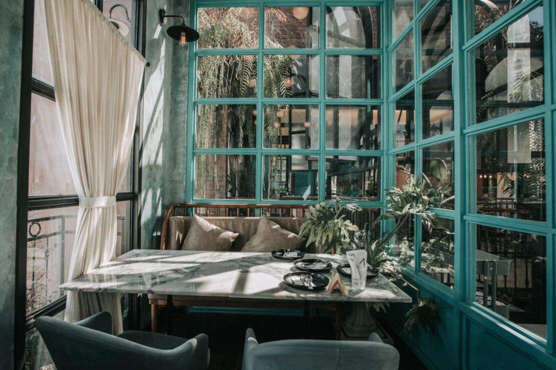 Restaurant table Day & Night