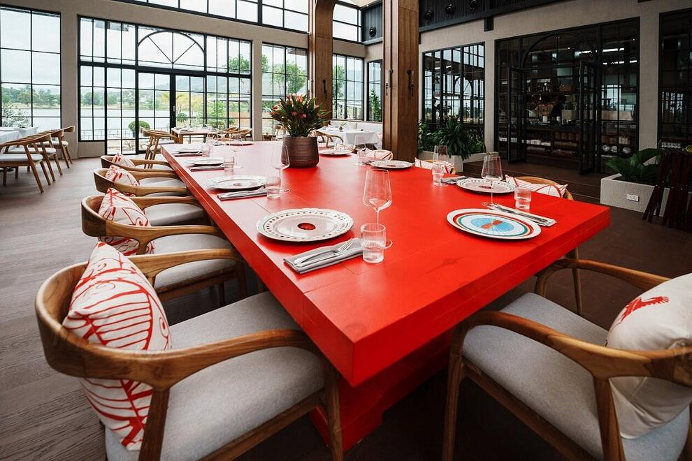 Restaurant table Etna