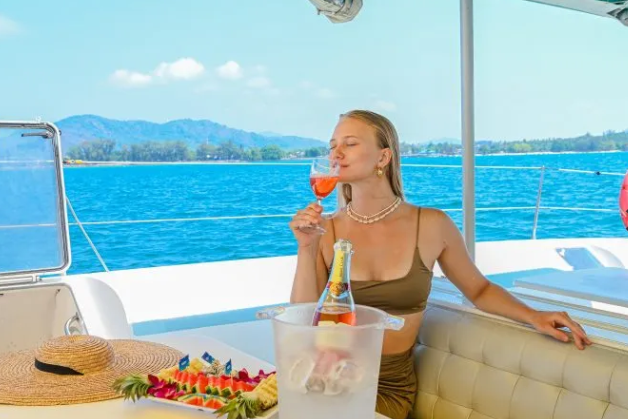 Join cruise catamaran Blueket