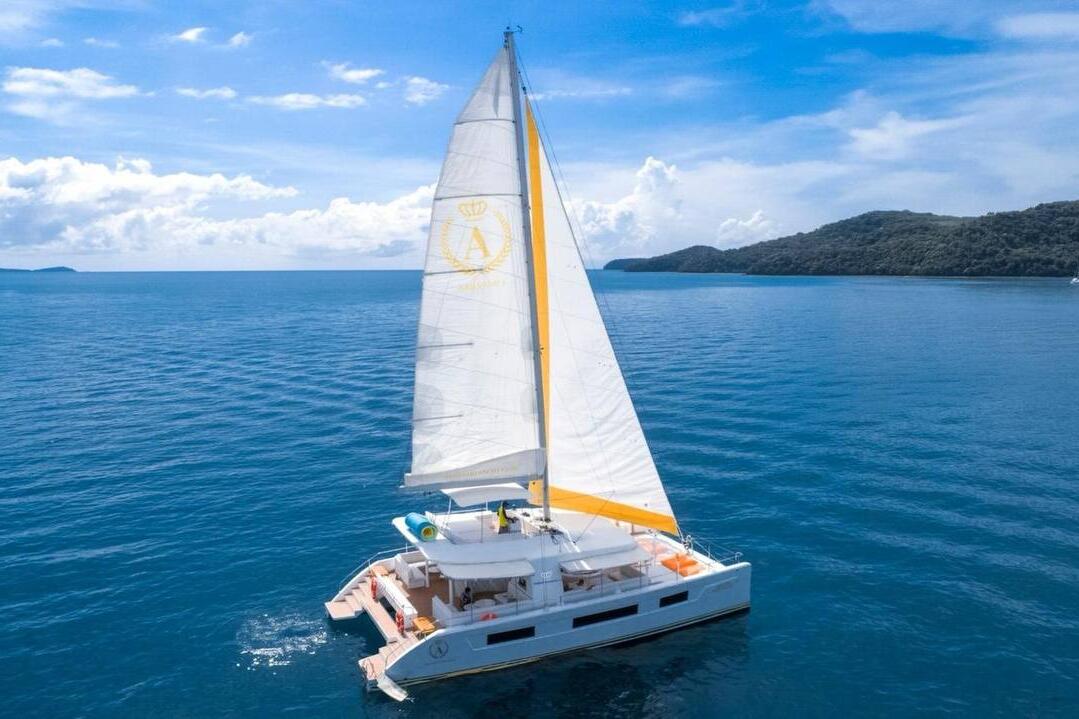 Join cruise catamaran Elizabeth
