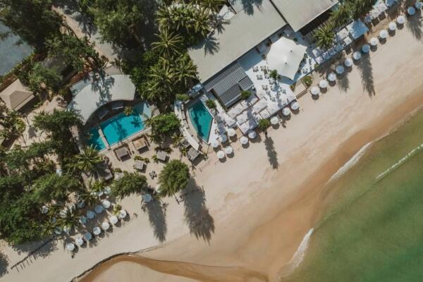 Столик в ресторане "Catch Beach Club"