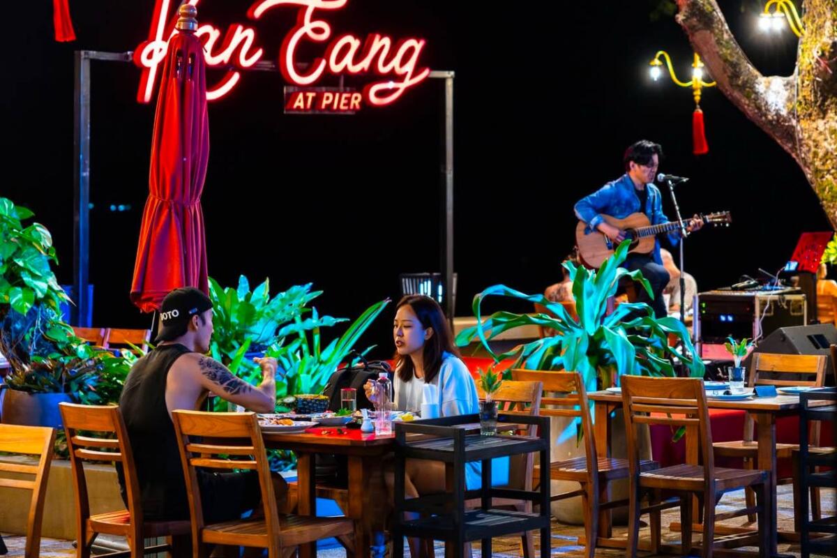 Restaurant table Kan Eang@Pier