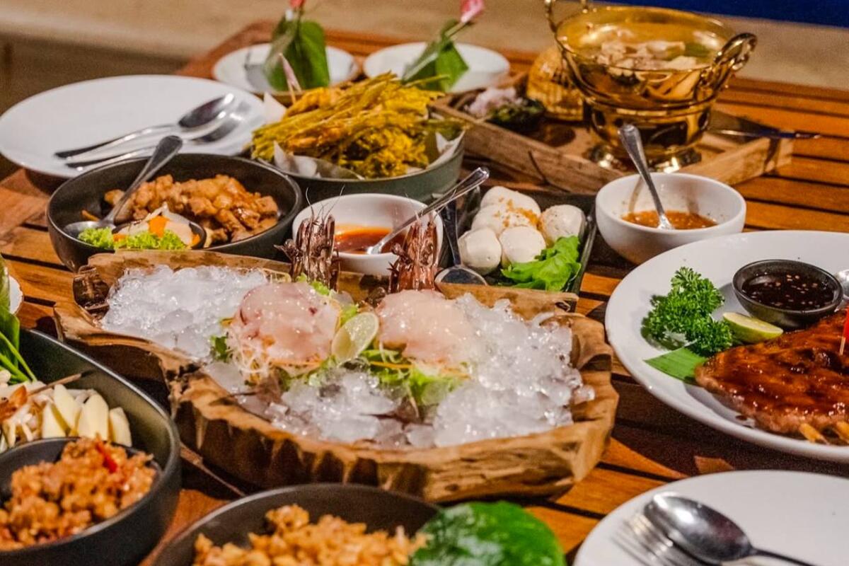 Restaurant table Kan Eang@Pier