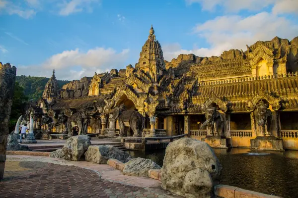 Шоу Фантазия – яркое шоу с танцами и слонами на Пхукете