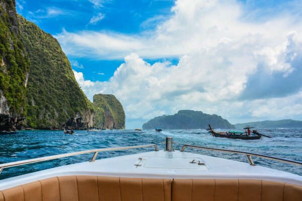 Острова Пхи-Пхи и Бамбу – стандартная морская экскурсия на спидботе