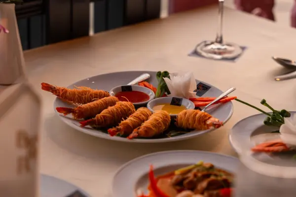 Baan Rim Pa – тайская кухня с видом на море (Michelin Guide)