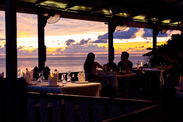 Baan Rim Pa – тайская кухня с видом на море (Michelin Guide)