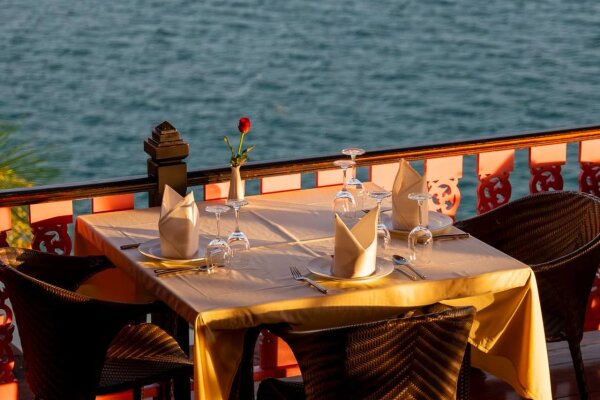 Baan Rim Pa – тайская кухня с видом на море (Michelin Guide)