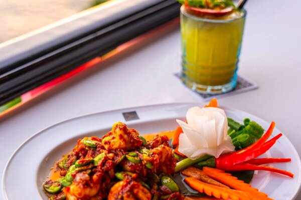 Baan Rim Pa – тайская кухня с видом на море (Michelin Guide)