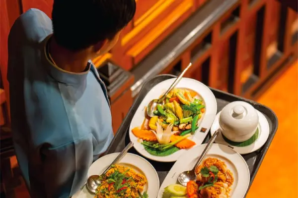 Baan Rim Pa – тайская кухня с видом на море (Michelin Guide)