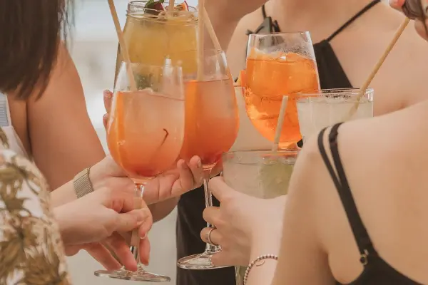 Пляжный клуб Catch на Пхукете – роскошный отдых у моря с рестораном и вечеринками на пляже Банг Тао