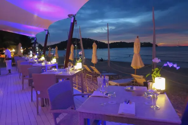 Пляжный клуб Catch на Пхукете – роскошный отдых у моря с рестораном и вечеринками на пляже Банг Тао