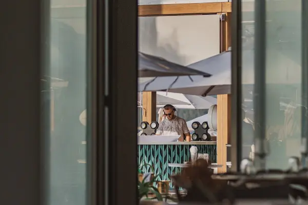 Пляжный клуб Catch на Пхукете – роскошный отдых у моря с рестораном и вечеринками на пляже Банг Тао