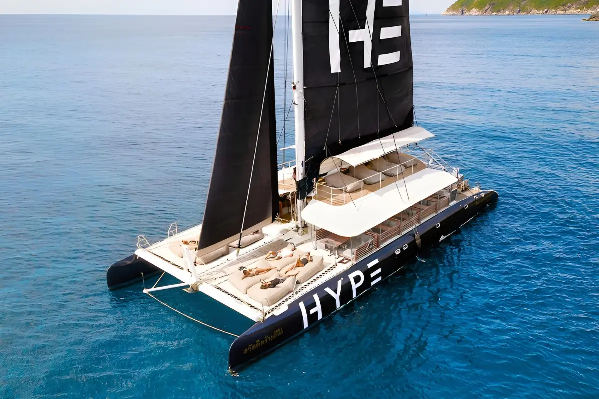 Круиз на катамаране HYPE – дневной круиз с музыкой и коктейлями