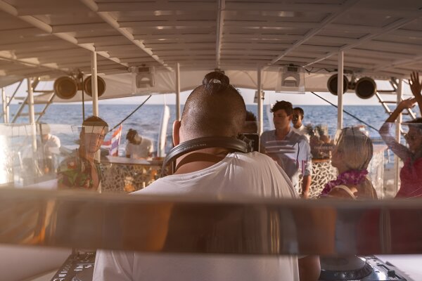 Круиз на катамаране NOAH – дневной круиз с музыкой и коктейлями