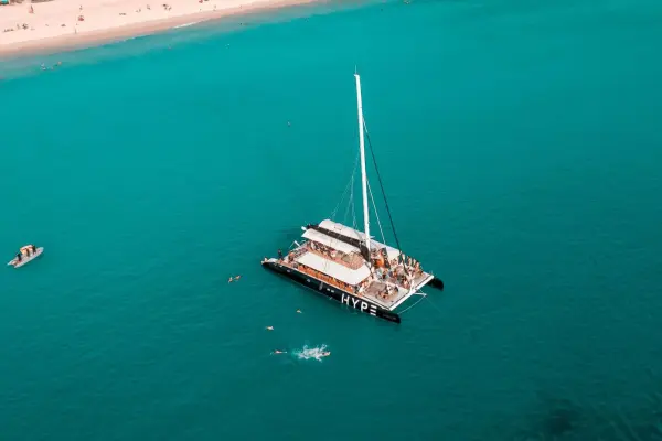 Круиз на катамаране HYPE – дневной круиз с музыкой и коктейлями