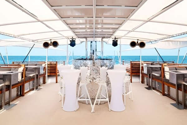 Круиз на катамаране NOAH – дневной круиз с музыкой и коктейлями