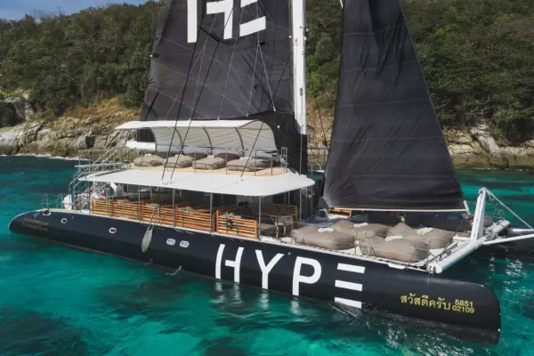 Круиз на катамаране HYPE – дневной круиз с музыкой и коктейлями