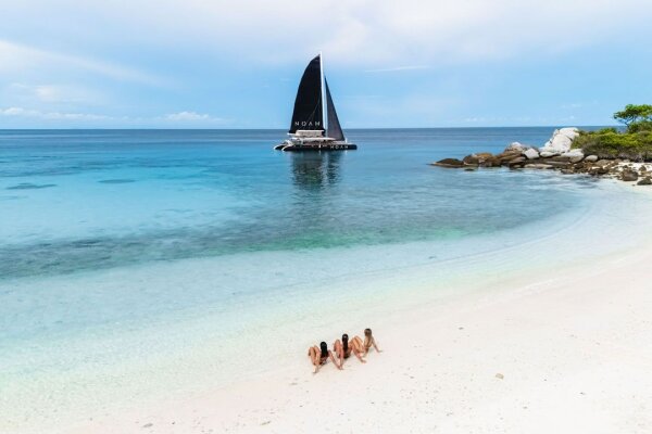 Круиз на катамаране NOAH – дневной круиз с музыкой и коктейлями