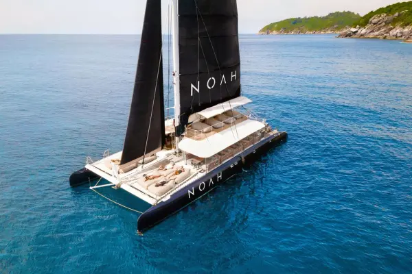 Круиз на катамаране NOAH – дневной круиз с музыкой и коктейлями