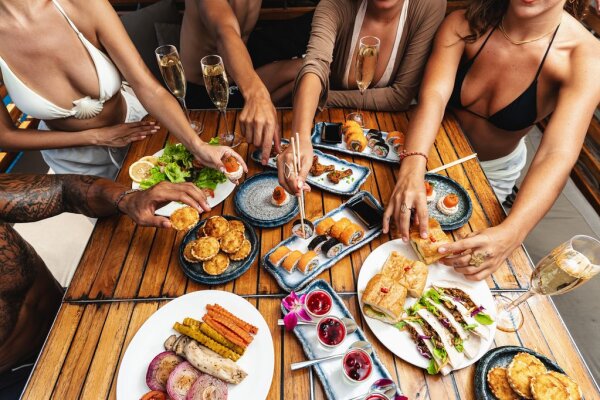 Круиз на катамаране NOAH – дневной круиз с музыкой и коктейлями