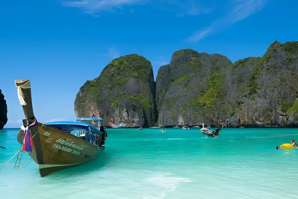 Phi Phi Islands with an early departure – a comfortable program on a speedboat