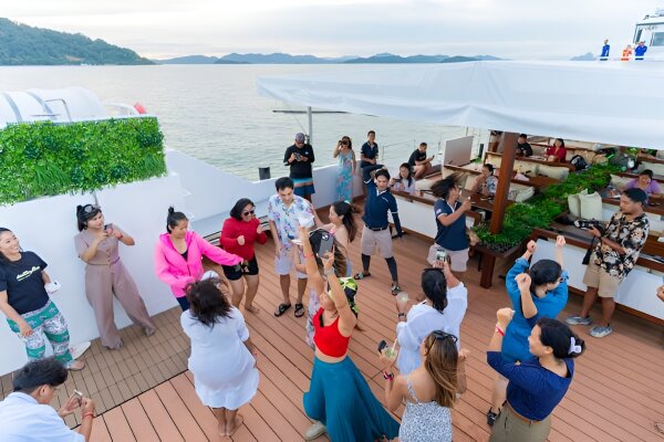 Диско-катамаран – вечеринка в заливе Пханг Нга и остров Джеймса Бонда