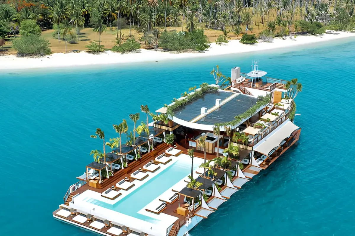 Плавучий пляжный клуб Yona