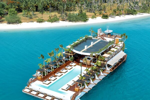 Плавучий пляжный клуб Yona