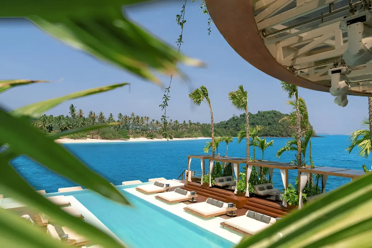 Плавучий пляжный клуб Yona