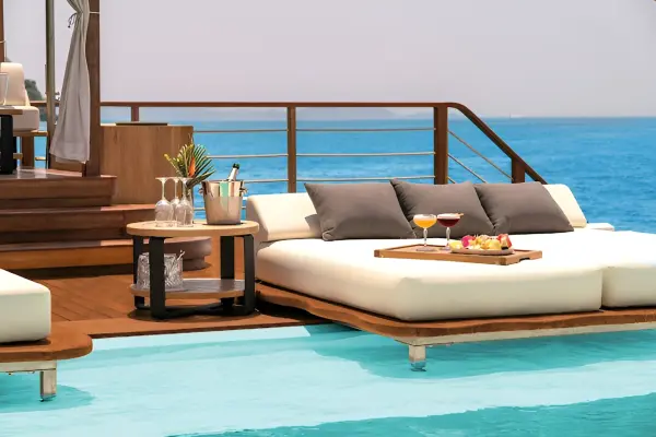 Плавучий пляжный клуб Yona