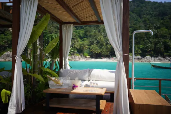 Плавучий пляжный клуб Yona