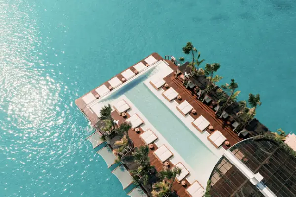 Плавучий пляжный клуб Yona