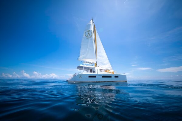 Круиз на катамаране Elizabeth – остров Рача и встреча заката у мыса Панва