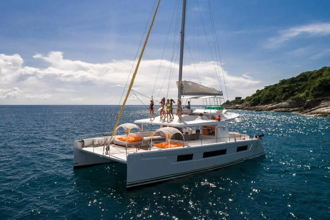 Круиз на катамаране Elizabeth – остров Рача и встреча заката у мыса Панва