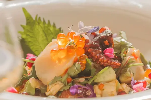 Catch Beach Club – пляжный ресторан с коктейлями и вечеринками