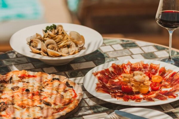 Catch Beach Club – пляжный ресторан с коктейлями и вечеринками