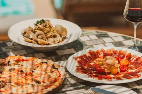 Catch Beach Club – пляжный ресторан с коктейлями и вечеринками