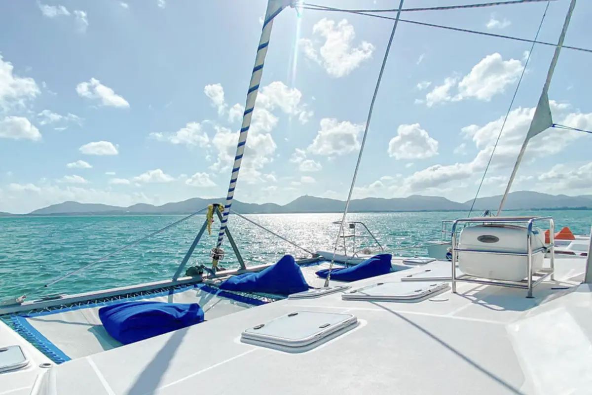 Дневной круиз на катамаране Bon Voyage на острова Рача и Корал