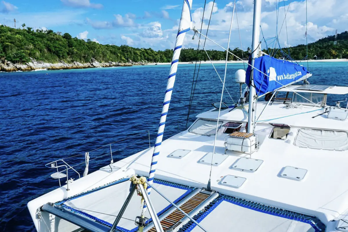 Дневной круиз на катамаране Bon Voyage на острова Рача и Корал