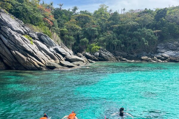 Дневной круиз на катамаране Bon Voyage на острова Рача и Корал