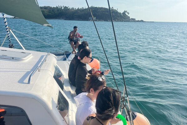 Дневной круиз на катамаране Bon Voyage на острова Рача и Корал