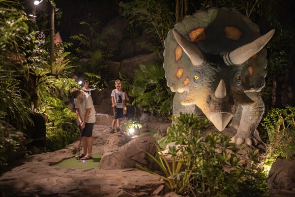 Дино Парк на Пхукете – мини-гольф среди динозавров и тематический парк