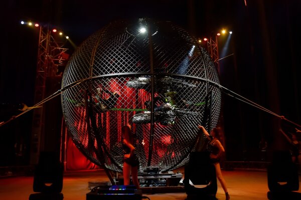 Цирк – акробатическое шоу и световое представление на Пхукете